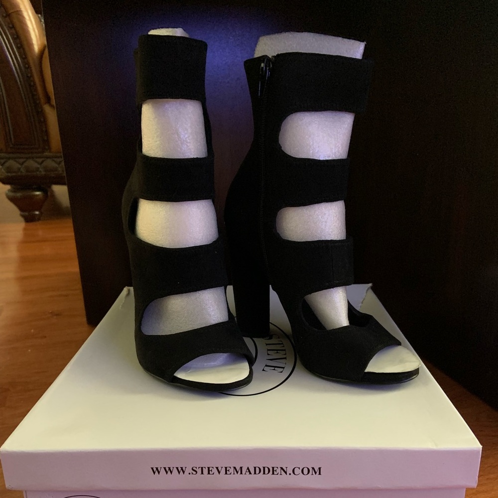STEVE MADDEN Black Suede Heels